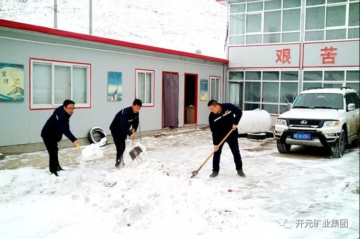 人間四月芳菲盡，山中春雪還復(fù)來(lái)