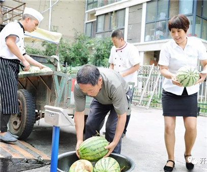 買下一整車西瓜，讓瓜農(nóng)早點(diǎn)回家